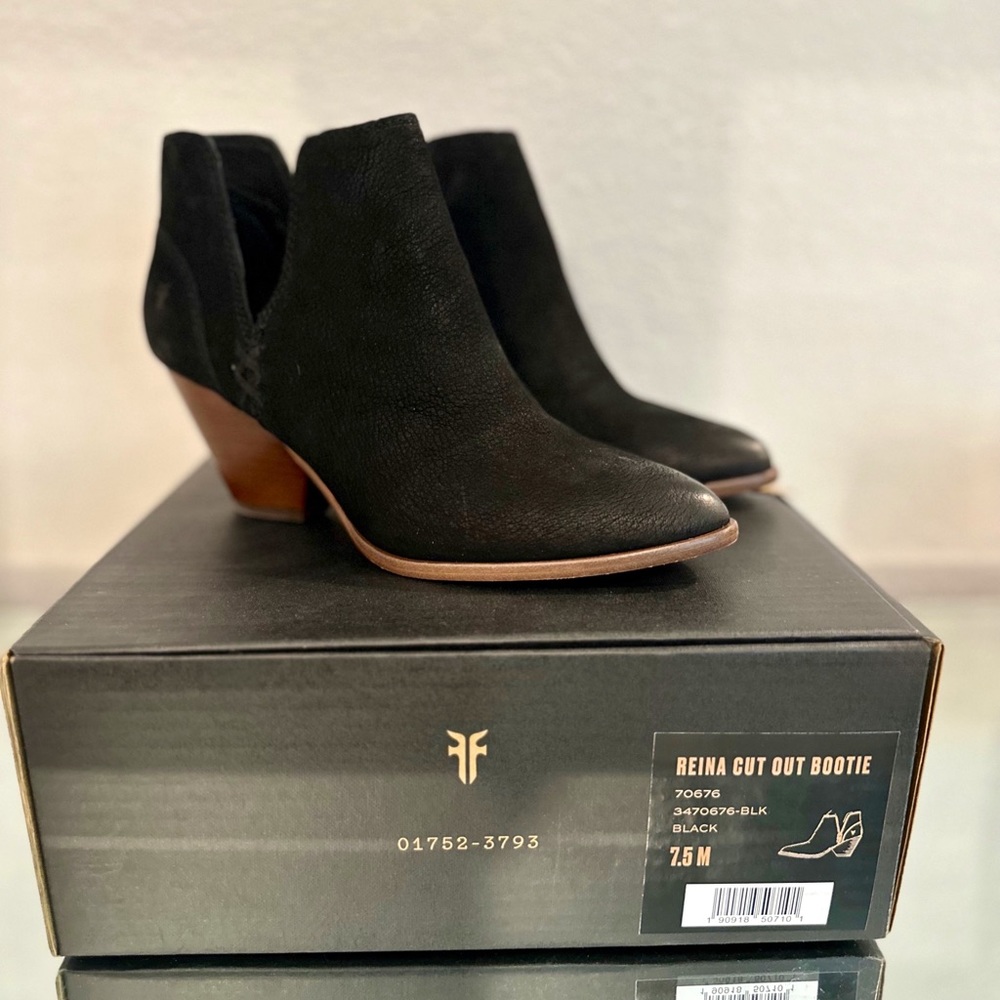 New In Box Frye Reina Cut Out Bootie Size 7.5 retails $250